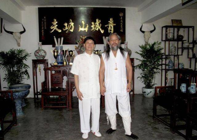 何道君生于成都北门,父母都是普通的饮食行业人员.