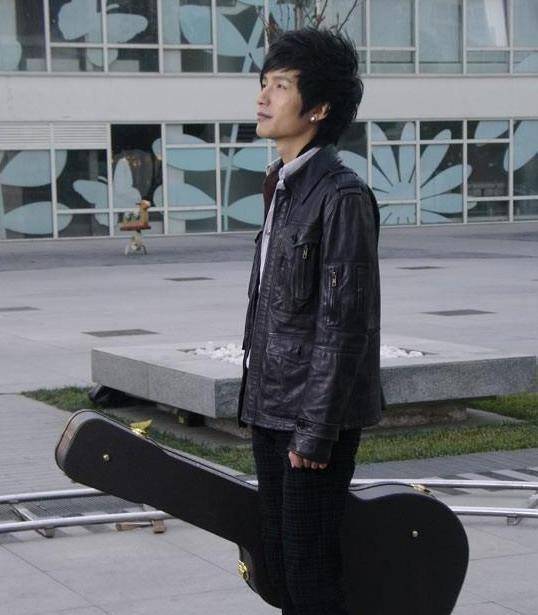 《有没有人告诉你》一曲爆红,却巅峰遭封,曾面临227亿违约金_陈楚生