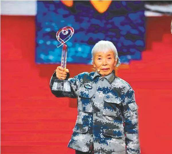 加上之前的300万,一共一千万全部无常捐给老人的家乡木兰县