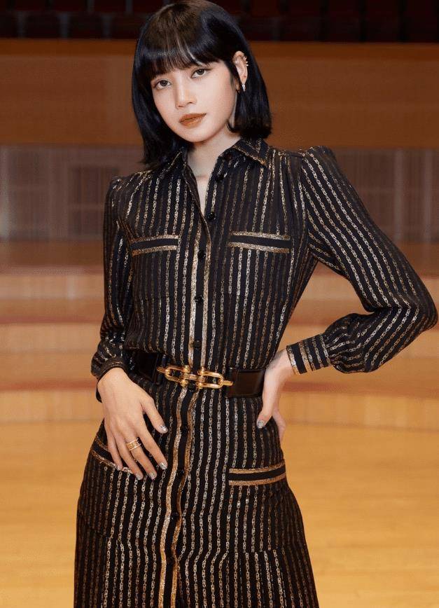 魅力女孩lisa,舞台着装大胆又性感,不愧是"真人芭比"本比_黑色_身材