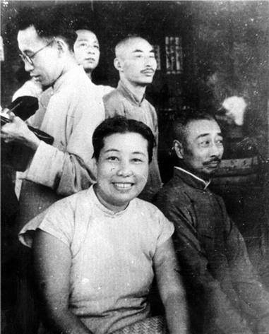 直到1936年,鲁迅去世,为了慰藉丧子之痛的母亲,周建人带着王蕴如和三