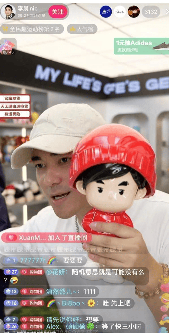 曝42岁李晨上海遛娃女儿五官清秀超像爸推简易婴儿车太低调