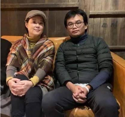 原创原创48岁袁立与三婚老公同框素颜发福变化大男方胡子拉碴暖心陪伴