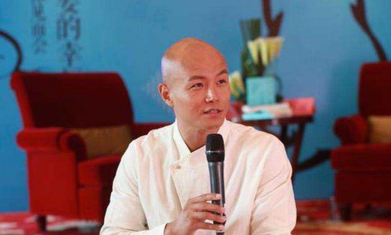 原创45岁乐嘉近照曝光穿着朴素超低调一手叉腰单手撩妹画风超甜腻