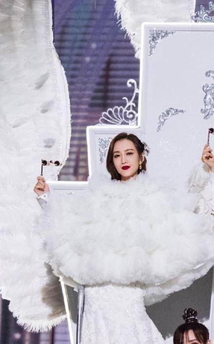 原创原创39岁王鸥超短衬衣秀内衣衬衣短到胳肢窝曲线迷人不输少女