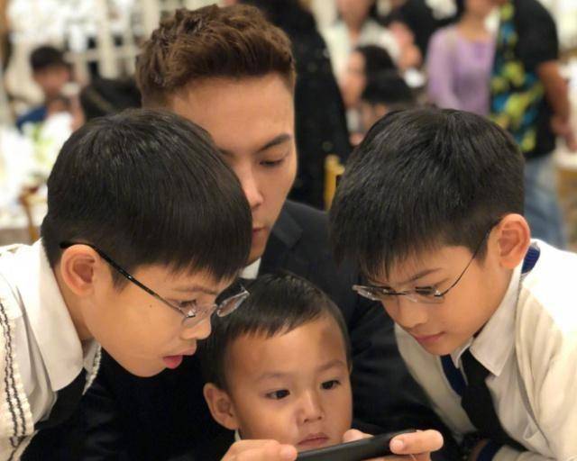 原创33岁陈伟霆和妈妈一起庆生2个人居然同天生日母子同框显温馨