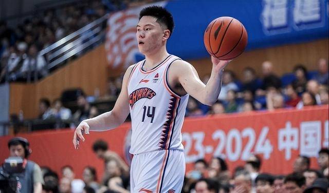 李弘权:低调奢华展现实力,领衔上海男篮击败福建男篮_比赛_篮板_球员