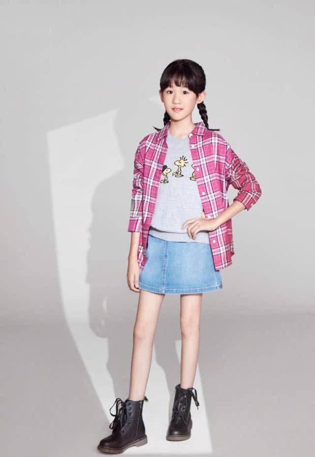 难怪说陆毅一家子都是腿精12岁贝儿穿毛虫鞋腿比电棒还细