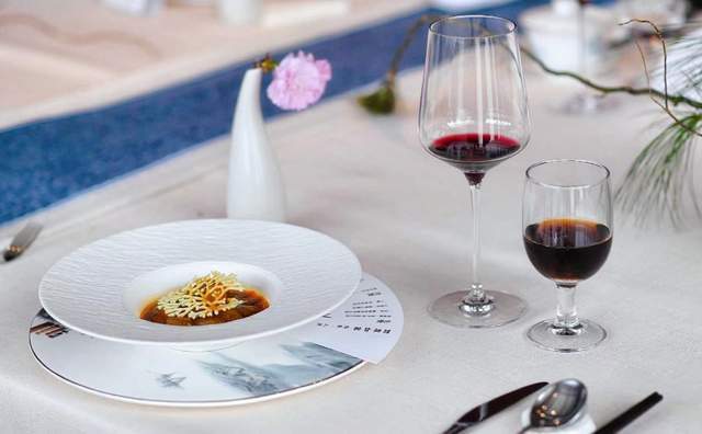 笋蕨馄饨,汇集了山野间的灵气与丰沛,蕨菜嫩滑,春笋爽脆,组合于小小