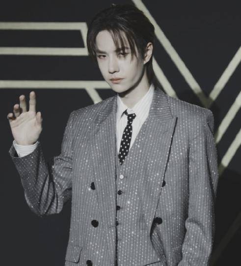 王一博总拒绝粉丝礼物如今粉丝掌握诀窍再拿出他直接回头收下