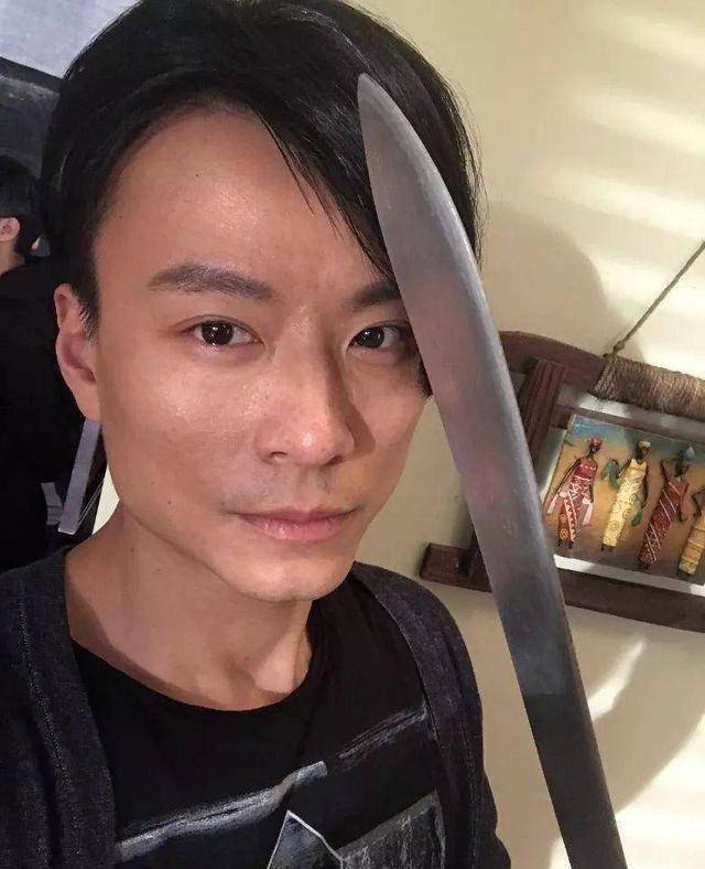 陈志健在接受港媒访问时说,其实自己也有剧中铁头甜蜜的一面,剧中剧外