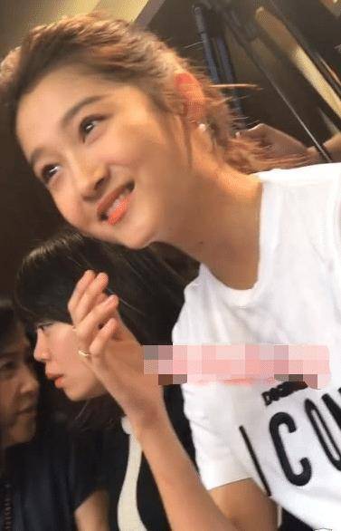 粉丝给关晓彤拍照故意关掉美颜看到她原相机下的模样鹿晗赚了