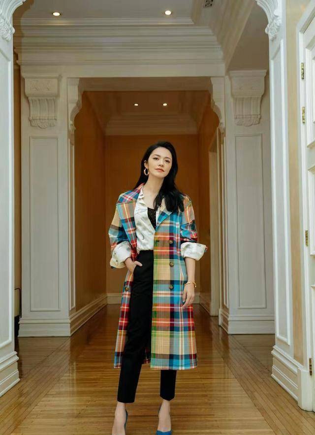 正好是换季时节,衬衫穿搭势在必行,就让我们看看姚晨是如何把衬衫穿出