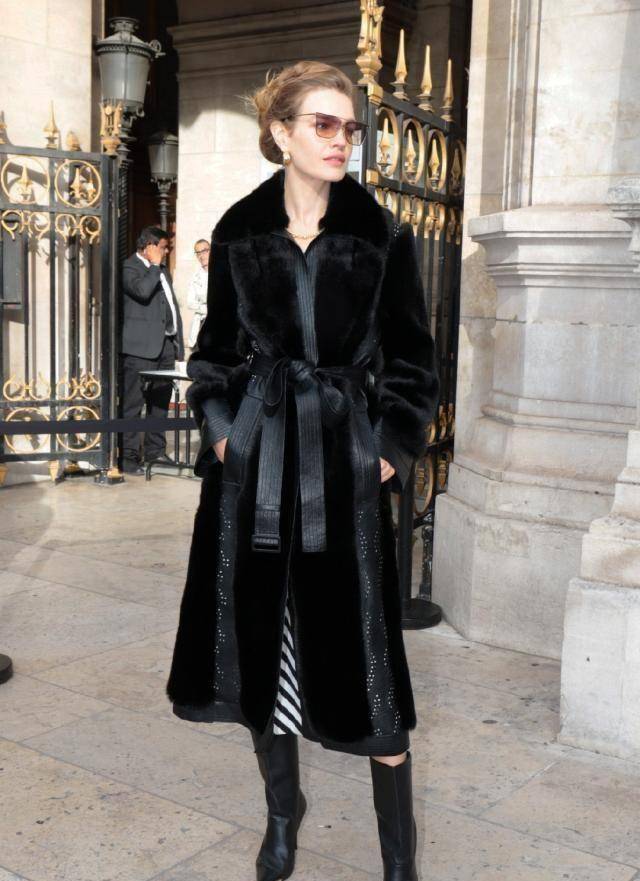 原创原创37岁lv太子妃现身大秀穿毛皮大衣飒爽英姿同框老公年龄差异大