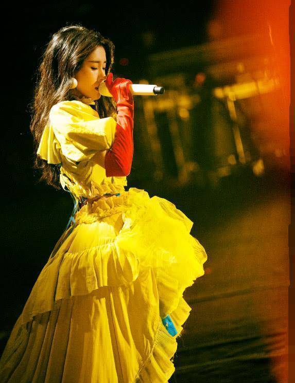 像是一个落魄的公主,搭配着张碧晨迷人的嗓音,让所有在场的人员仿佛身