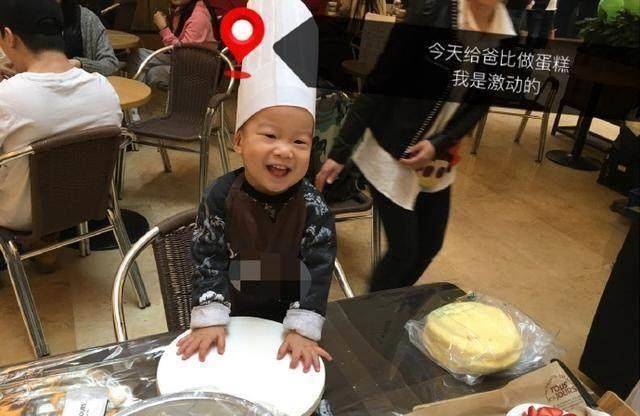 很多网友说吴京儿子长得丑,因为谢楠之前整容了,其实吴京不化妆的话