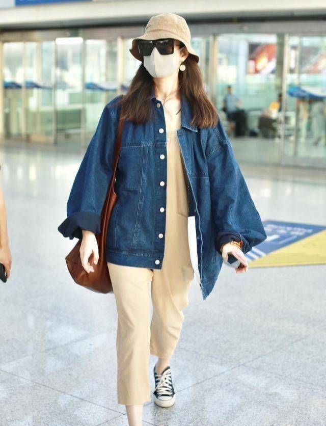 原创31岁倪妮素颜披"麻袋"走机场,穿搭实用不博眼球,女星里太罕见