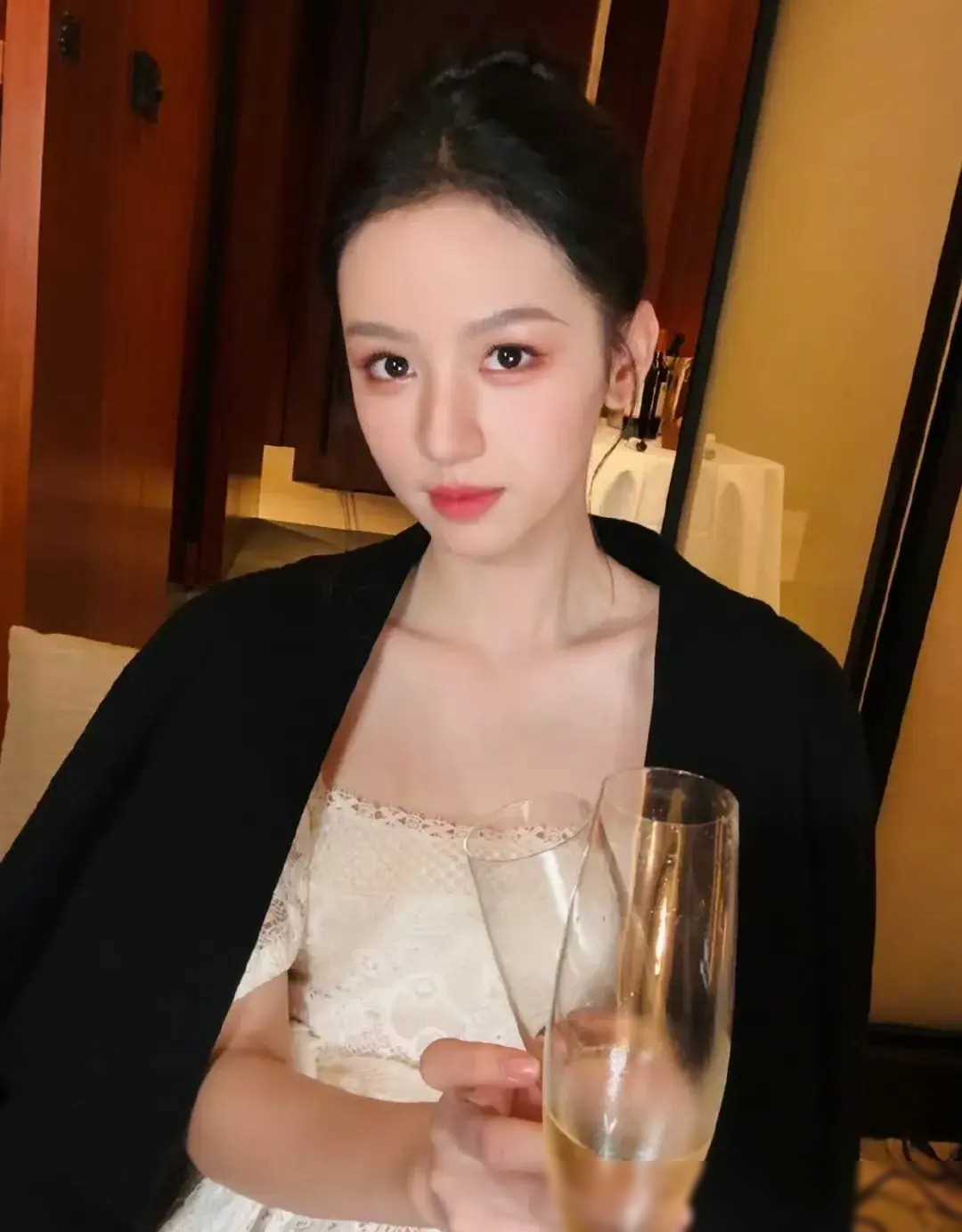 2019年1月,周佳琪参演了一部名为《离奇大亨》的民国喜剧片.