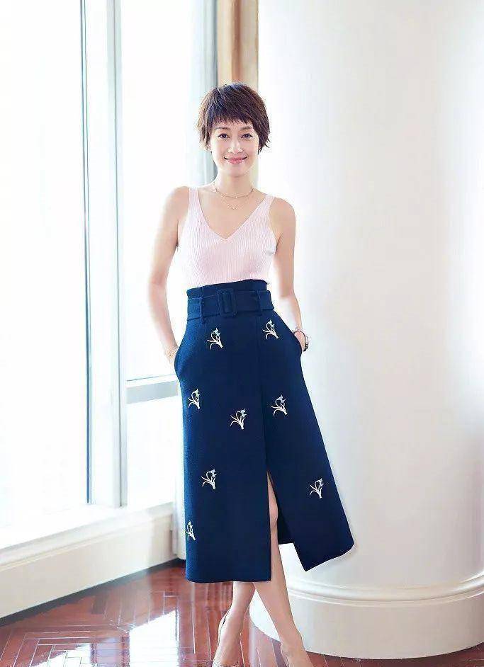 原创原创43岁马伊琍真是潮背心侧边开叉低到腰搭配破洞裤比90后还时髦