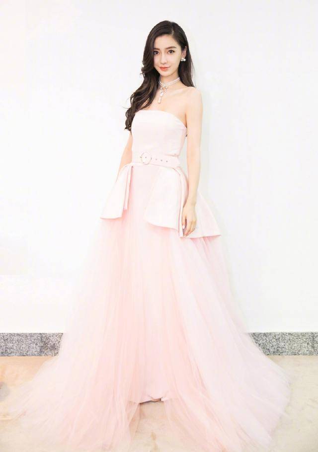 原创34岁佟丽娅穿白色连衣裙优雅时尚网友气质不输29岁baby