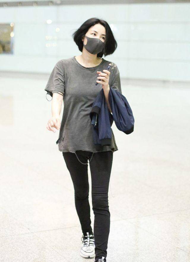 原创原创50岁王菲灰色破洞t恤黑色紧身裤走路带风步履轻盈