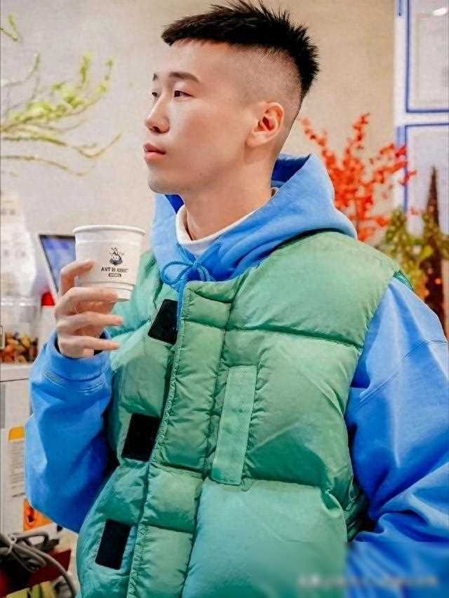 杨九郎在观众中非常熟悉,他时而回归小剧场与师兄弟串搭,时而参与综艺