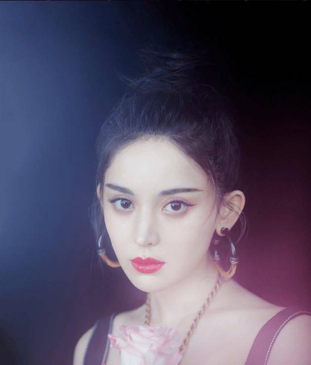 还在搭配常规色系衣服?看完古力娜扎的玫红色装,美出新高度_设计_颜色