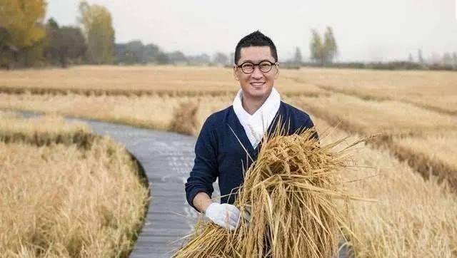 原创51岁周杰不断与两名女子聚餐被拍牵手近身热聊似情侣