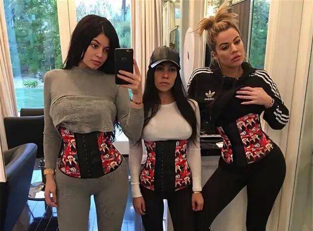 身材丰满,沙漏型身材不输卡戴珊,和闺蜜互秀身材_凯莉詹娜_时尚_姐姐