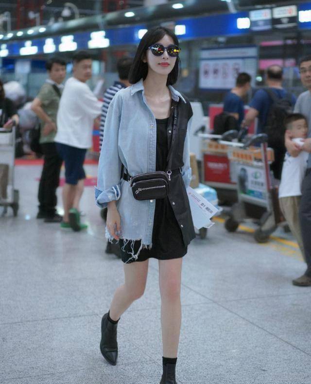 原创原创35岁张俪机场新造型真抢眼一件报纸连衣裙个性十足美腻了