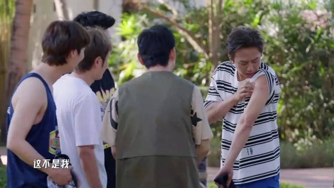 鼠王鹿晗被压得毫无还手之力,四张口同时瓜分"鹿肉"令人目不忍视.