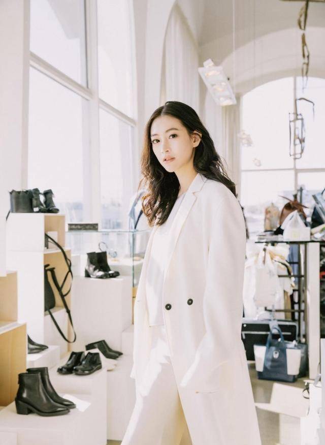 原创原创31岁温雅这样的真叫女神卷发搭配白色风衣高挑出众美呆了