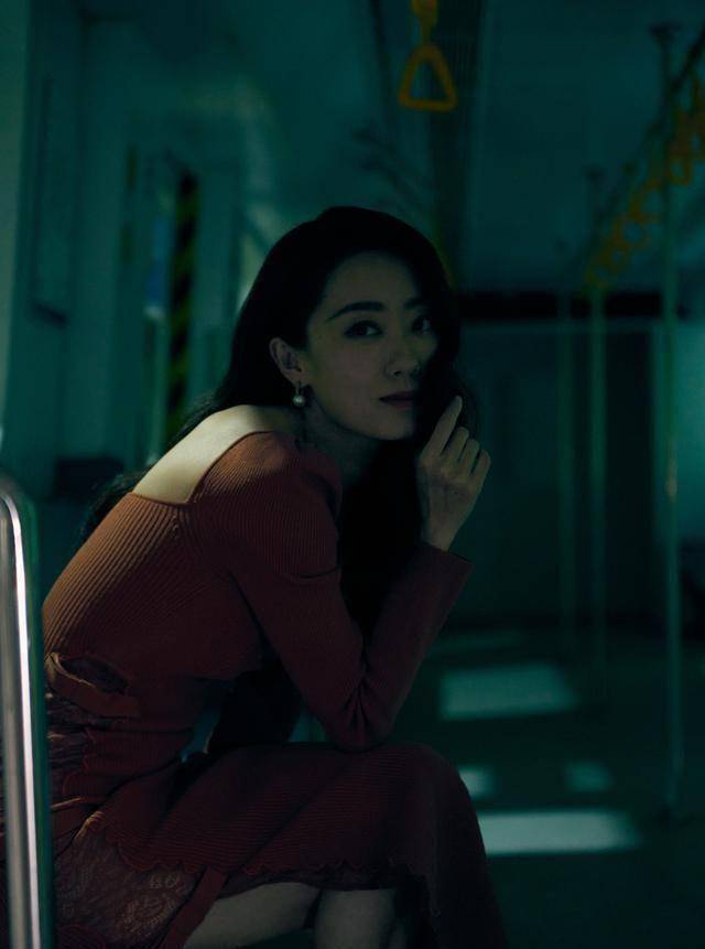 原创原创35岁张小斐越来越美了在车厢拍港风大片身姿曼妙氛围感十足