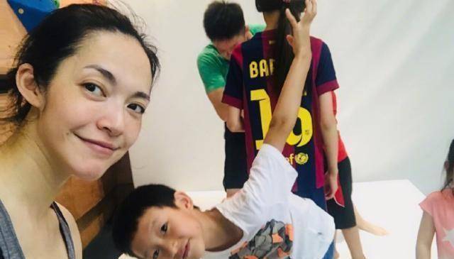 原创原创40岁姚晨晒照为女儿庆生哥哥为妹妹亲手做礼物温馨又搞笑