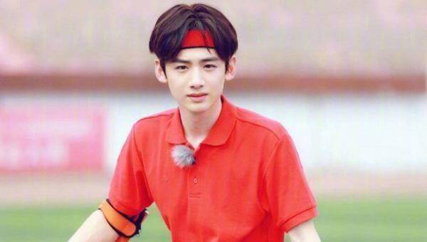 原创原创183白敬亭跟166张雨绮同台上演摸头捧脸杀他们之前有过哪些