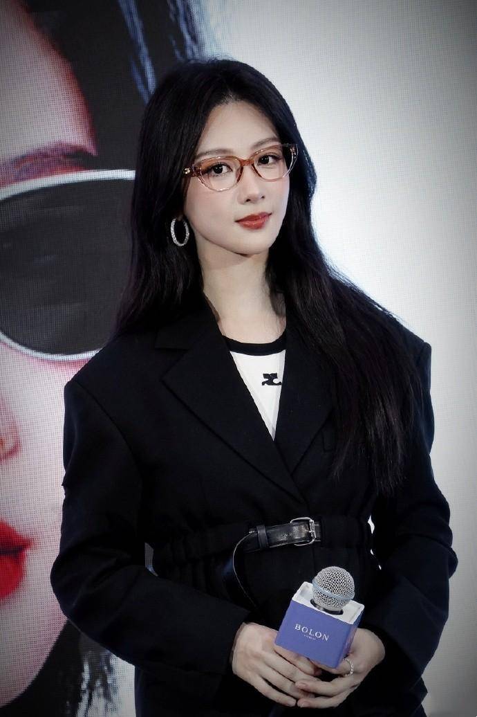 原创杨紫的生图360度无死角西装叠穿连体裤秀美腿戴琥珀眼镜好嫩