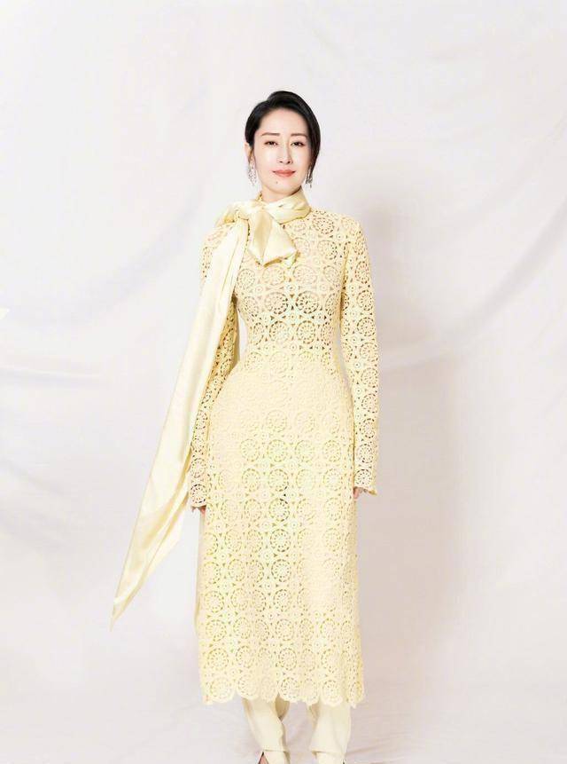 原创原创45岁刘敏涛真会穿衣衬衫阔腿裤旗袍搭卷发古典精致照穿美