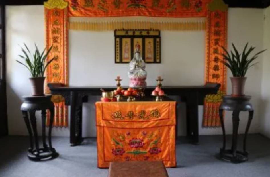 广东东莞,一女子在家中设立小佛堂,功德箱等宗教设施,然后在佛前点灯