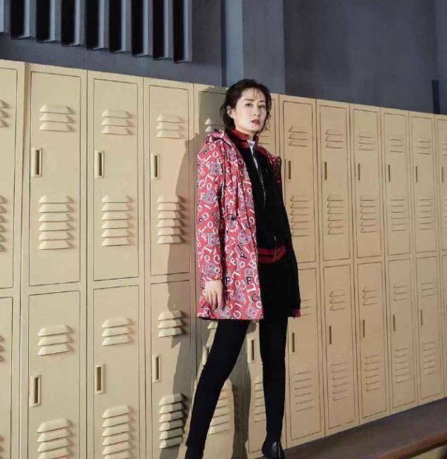 原创原创43岁刘敏涛火了后真高调8千上衣配上万裙眼角眉梢皆是风情