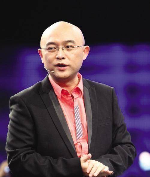 不管什么原因,总之多年来观众看到的多是没有头发的孟非.