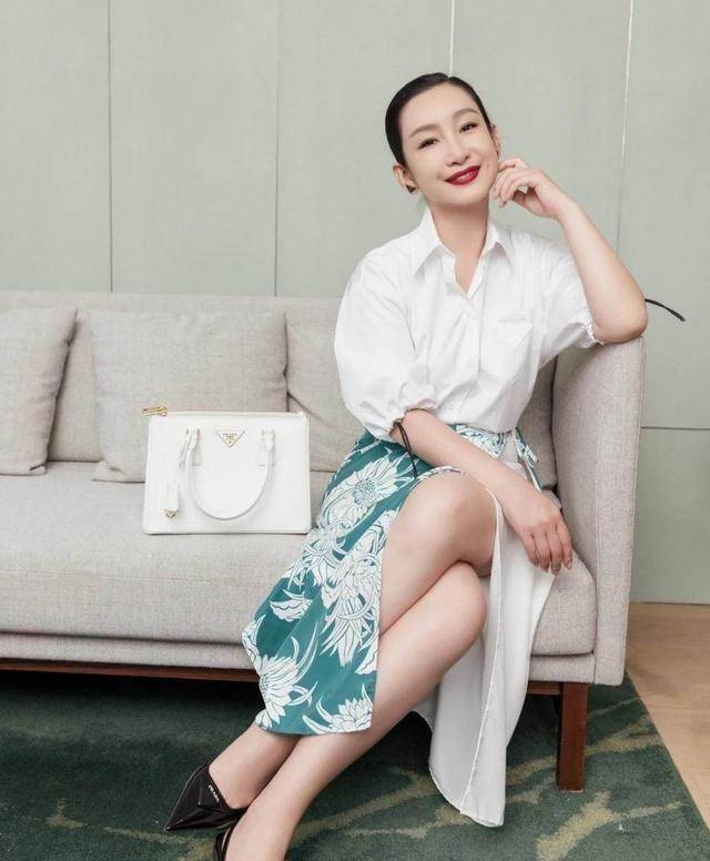 原创原创43岁秦海璐穿白色基础款衬衣没有明星的气质和普通大众没区别