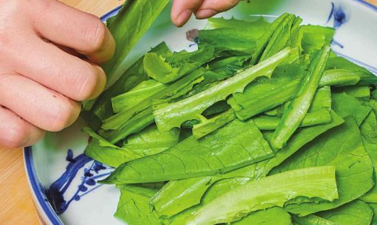 凉拌油麦菜加入此物,口感酥脆,蒜香扑鼻,黄绿相间,好吃还好做_花生_温