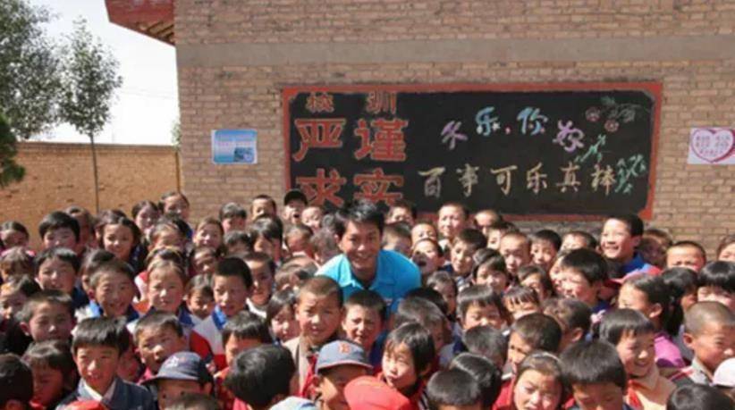虽然他平日里生活朴素,但他的钱却从未乱花,正是因为他的希望小学让不