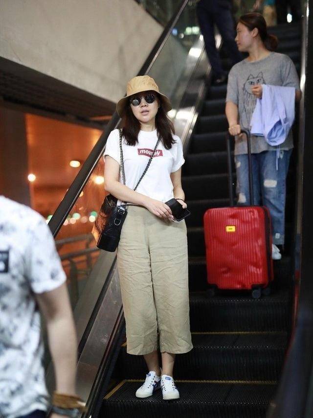 原创原创47岁闫妮素颜现身油光满面双下巴抢镜打扮清爽似少女