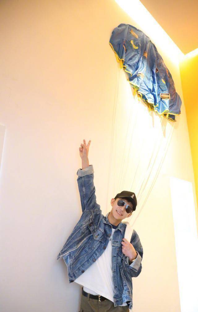 原创原创45岁何炅逆龄生长穿粉色毫无违和感青春洋溢像20岁阳光少年