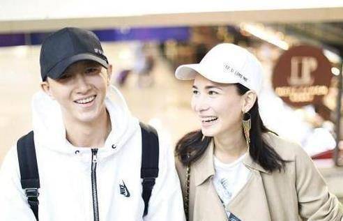 原创原创35岁卢靖姗晒时尚美照满身泡泡不忘花式卖萌韩庚看了不吃醋吗