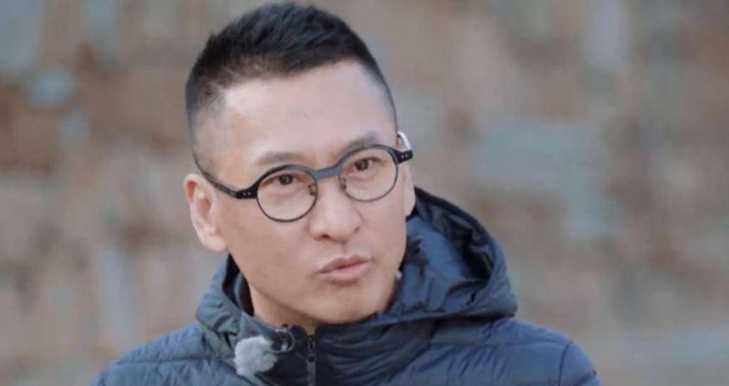 原创51岁周杰不断与两名女子聚餐被拍牵手近身热聊似情侣