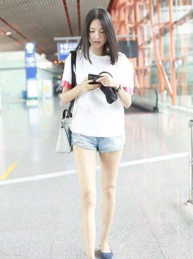 原创原创35岁张梓琳太会穿182cm穿牛仔短裤秀美腿配白t恤美到认不出
