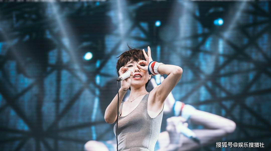 后海大鲨鱼主唱-付菡,她从小爱画画,本科学过建筑,最终考上中央美术