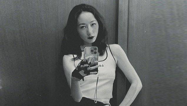 原创原创39岁韩雪居家自拍穿露脐装狂秀小蛮腰网友调侃吃防腐剂了